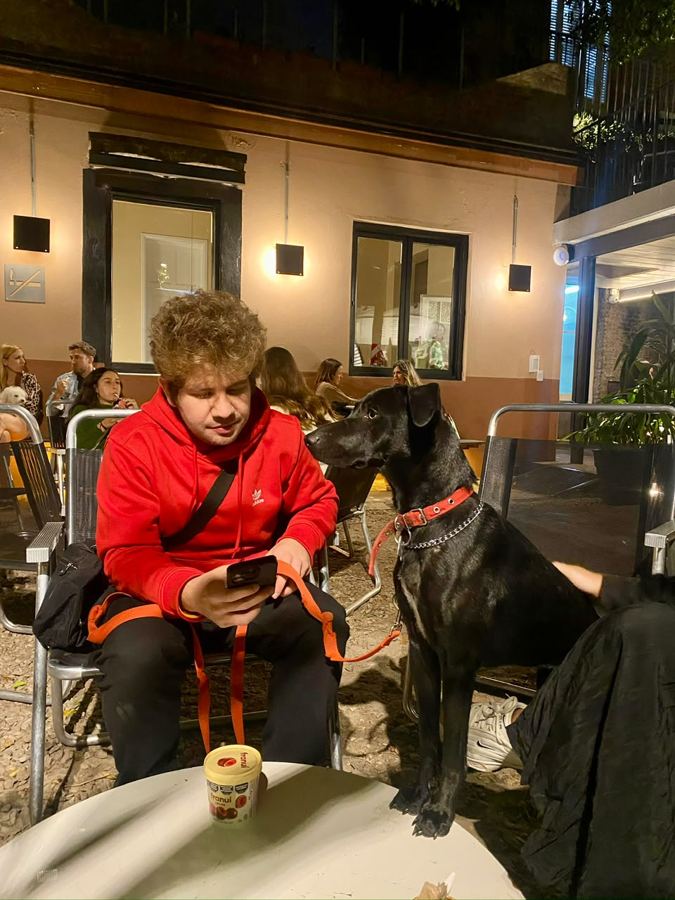 Tuti en un bar con Luna