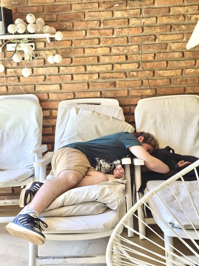 Tuti dormido sobre sillas de jardín