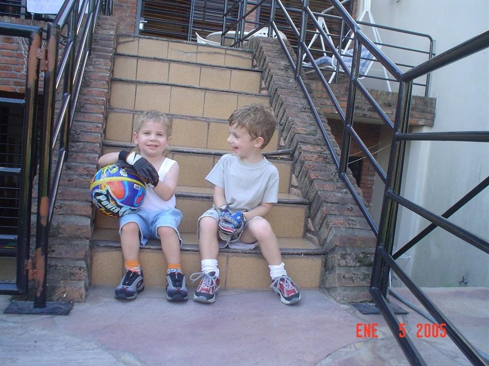 Tuti de chico en 2005, sentado en una escalera con un amigo