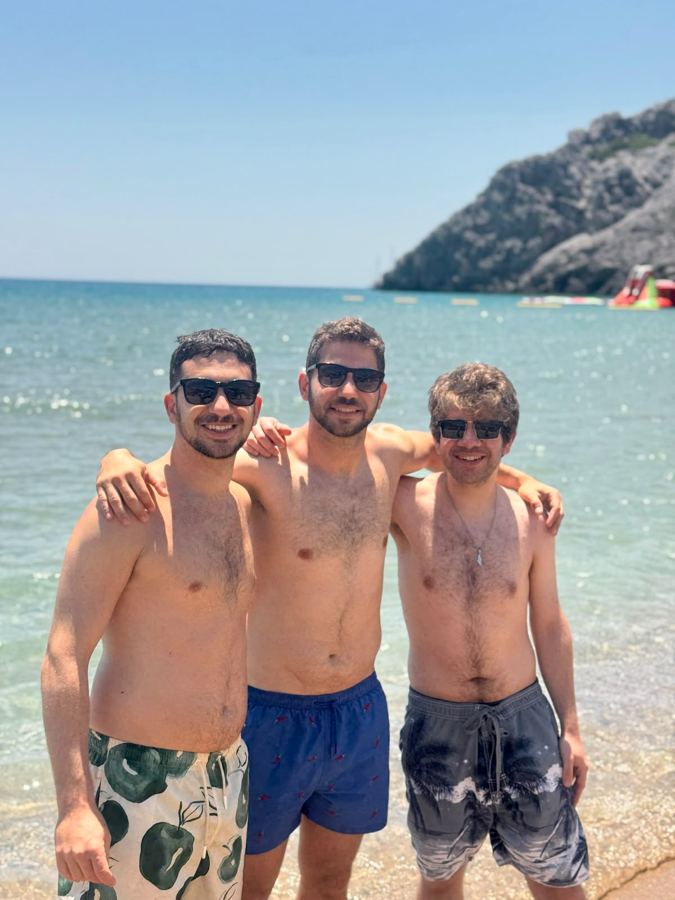 Tuti y dos amigos en la playa