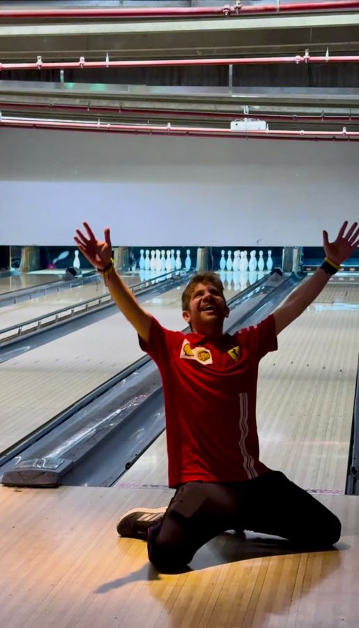 Tuti festejando en una pista de bowling